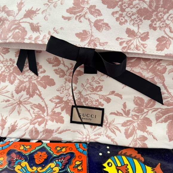 New GUCCI Beauty Pochette - Picture 4 of 11